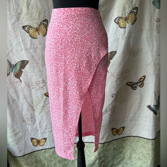 Abercrombie & Fitch Dresses & Skirts - Abercrombie and fitch Women’s Pink Floral Midi Wrap Skirt